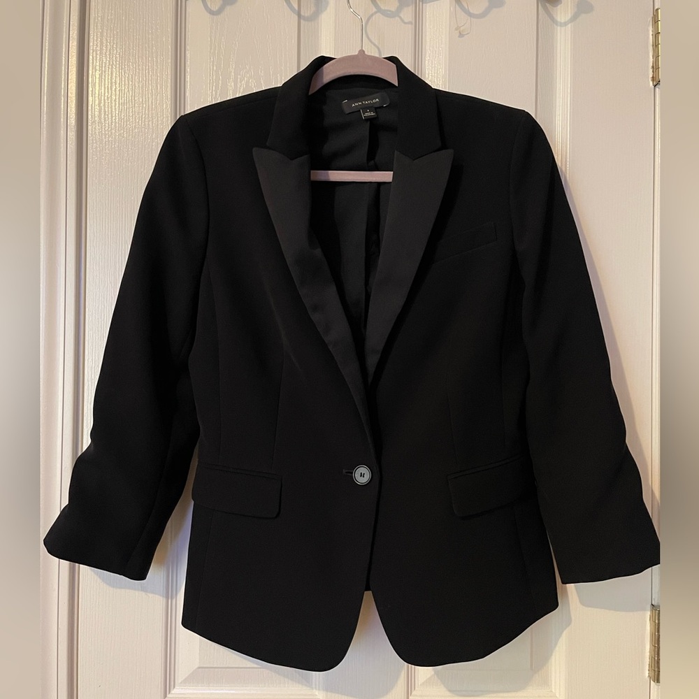 Ann Taylor black blazer in size 8P